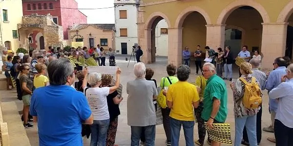 Més d’una cinquantena de persones es concentren a la plaça del Pou d’Altafulla en contra de la sentència