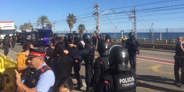 9 furgonetes dels Mossos desallotgen 50 joves que es manifesten a Vilassar de Mar