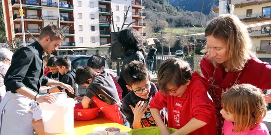 El Carnaval de Sort dóna a conèixer als infants els embotits del Pallars