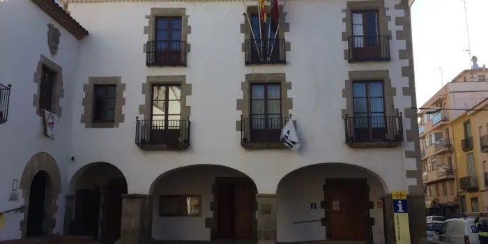 Tornen a retirar les estelades i pancartes demanant la llibertat dels presos polítics