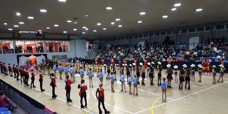 El públic gaudeix del VIII Festival de Patinatge Artístic de Pineda