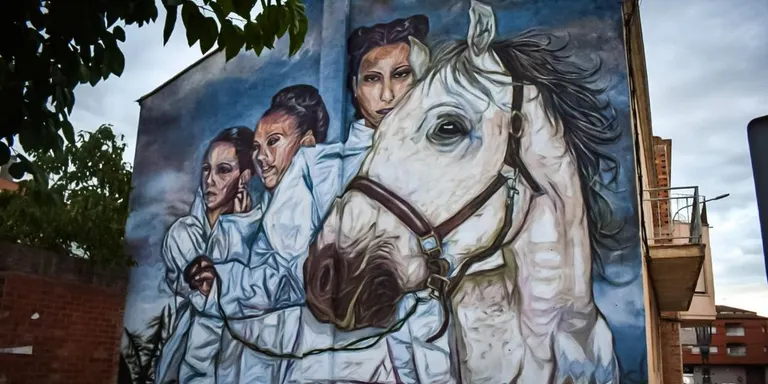 El mural 'Ellas me encadenaron' del grafiter B:K Mafia, guanyador del 6è Torrefarrera Street Art Festival