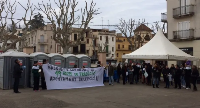 Una trentena de persones de l'Arenys BÃ squet es manifesten al Calisay