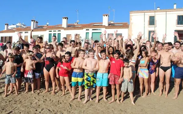Altafulla celebra per setena vegada el primer bany de l’any