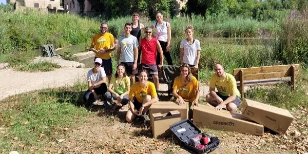 Voluntaris de l'Associació Mediambiental La Sínia i treballadors d'una empresa del territori netegen la resclosa del Catllar