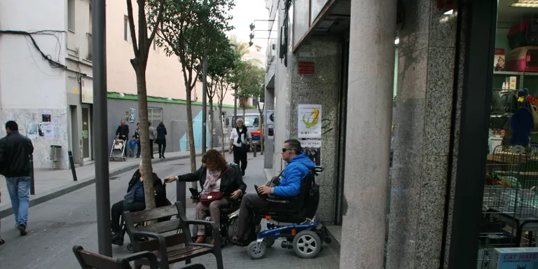 Un grup de ciutadanes amb mobilitat reduïda es queixa de la manca de sensibilització de l'Ajuntament