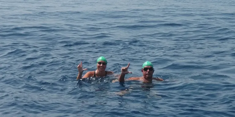 Vicky Font completa la travessia de 45km nedant en la jornada Connecta't per l'ELA