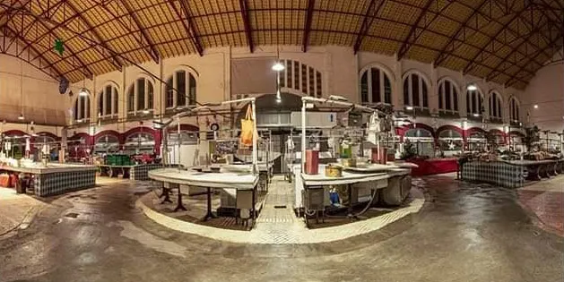 La majoria de partits a l’oposició critiquen que el govern arxivi el reglament del Mercat Municipal