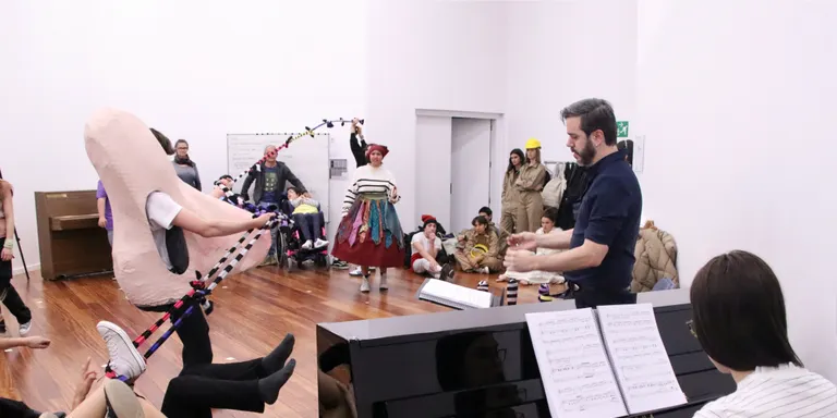 Arnau Tordera porta a l'Atlàntida de Vic un romanç "molt passat de voltes" que posa en valor llegendes i contes catalans