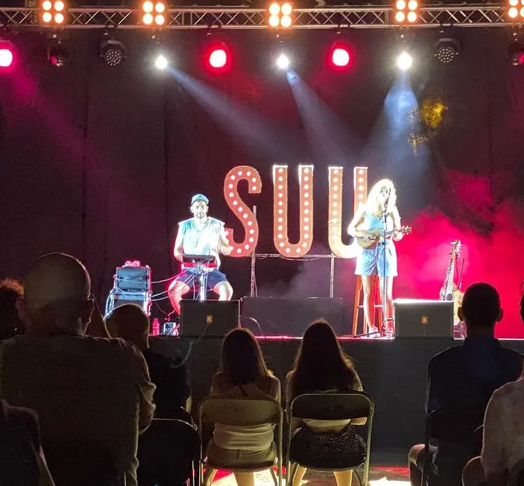 El concert de Suu tanca la primera edició de la programació cultural «Bombolles d'estiu»
