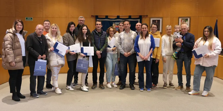 L’alcalde de Cambrils fa entrega a 14 persones ucraïneses els diplomes del curs de coneixement de l’entorn