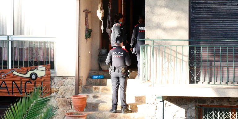 Els Mossos detenen l'home que s'ha atrinxerat en una casa a Lloret de Mar quan l'anaven a desnonar