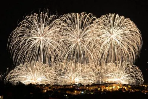 Un piromusical propi de les Falles valencianes clouran les Decennals