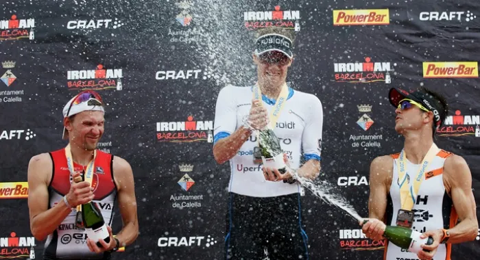 Patrik Nilsson va ser el primer en creuar la lÃ­nia d'arribada. (Foto: Ironman Barcelona )