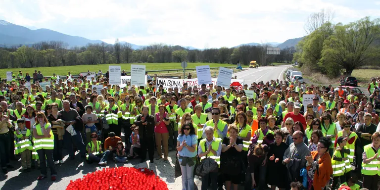 Unes 800 persones es manifesten a la cruïlla de Corcs