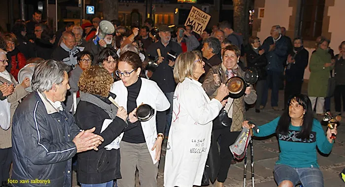 La concentració s'ha allargat fins al final de la reunió (fotos : xavi salbanyà )
