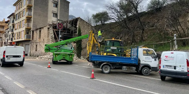 Un edifici s'ensorra a Organyà i afecta el trànsit a la C-14