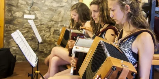 Més de 120 joves intèrprets de Catalunya i Andorra participen en les XII colònies musicals de l'Escola Folk