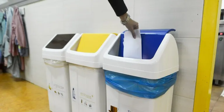 L\u2019Ajuntament renova les papereres d\u2019una seixantena d\u2019escoles i equipaments municipals