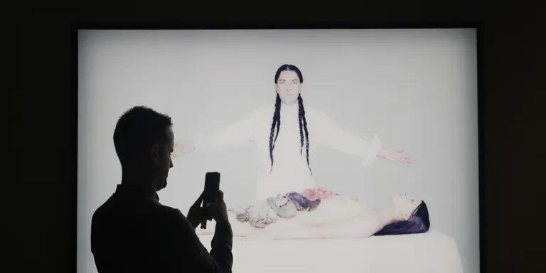 Marina Abramovic explora l'impacte devastador de la guerra en la nova obra per al Moco Museum Barcelona