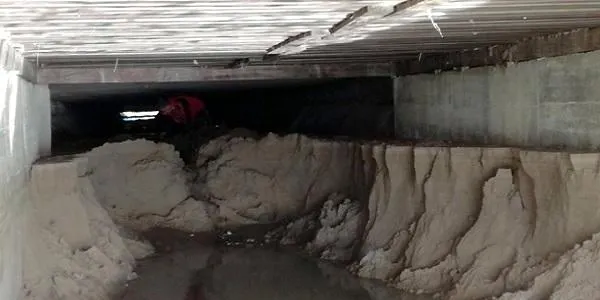 El temporal de vent bloqueja la sortida del canal de la rasa que condueix al mar les aigües residuals d’Altafulla
