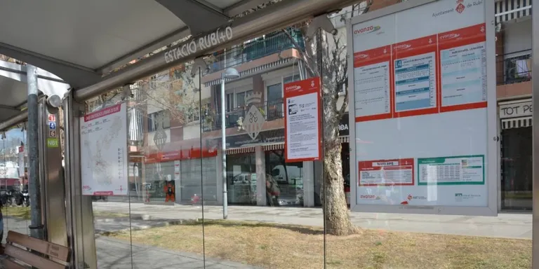 L’Ajuntament col·loca seients provisionals en parades de bus que van patir robatoris
