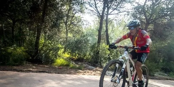 La convivència de ciclistes i vehicles a motor a la carretera, de nou a debat