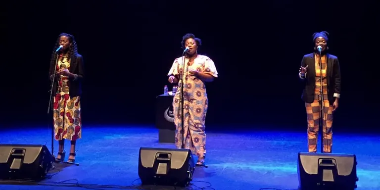 The Sey Systers entusiasmen al públic en un concert ple de gospel, soul i música africana