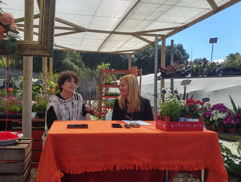 L'artista Anna Tamayo i l'alcaldessa de Rubí, Ana María Martínez, a la Font del Ferro