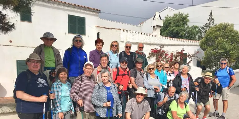 Un grup de pinedencs recórren el Camí de Cavalls de Menorca