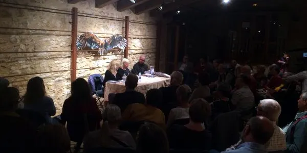 Una seixantena de persones omplen la Pallissa de l’Era del Senyor en la presentació del llibre de l’altafullenc Anselmo Vieitez
