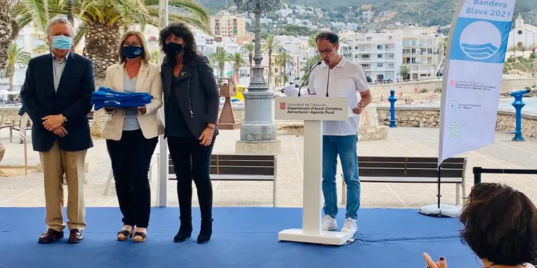 Cambrils recull les quatre Banderes Blaves que acrediten la qualitat de les platges del municipi