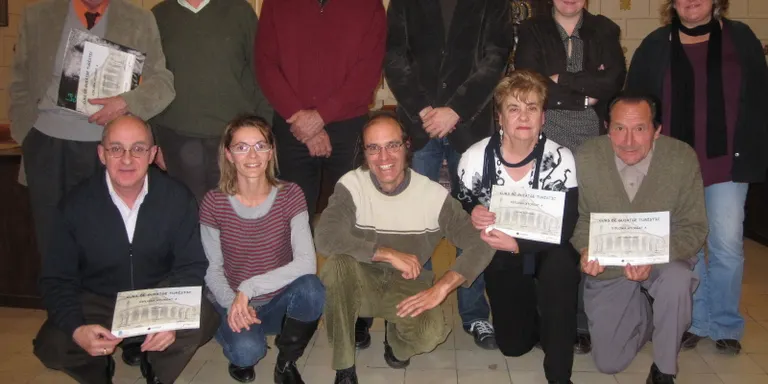Diplomes per als participants del curs de guiatge turístic de la gent gran