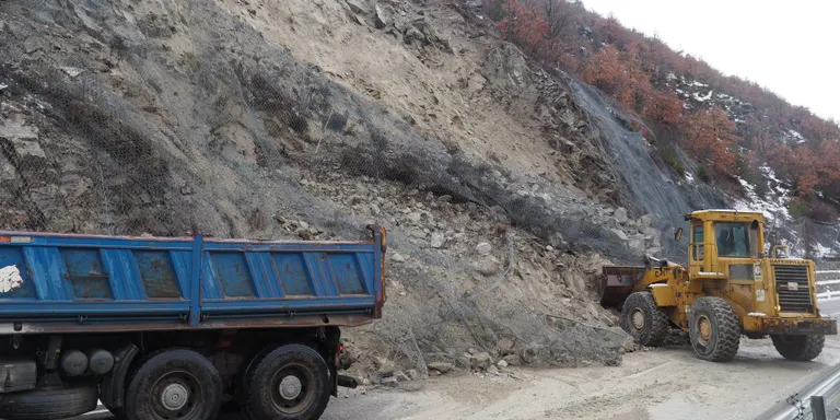 Tall a l'N-260 al Pont de Bar a causa d'una esllavissada