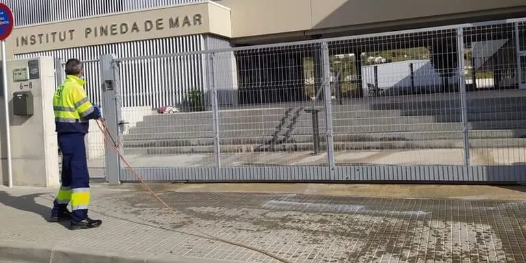 Pineda manté de forma continuada la desinfecció d'espais públics