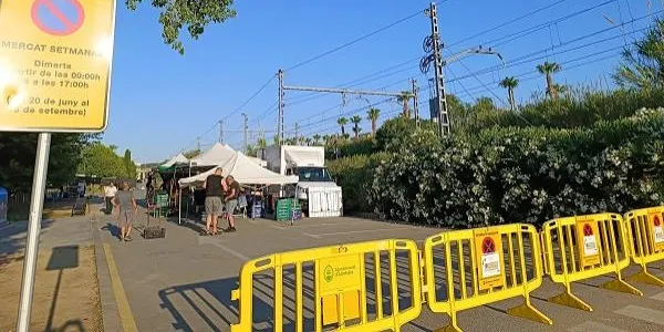 El mercat setmanal d'Altafulla ja és a la Fassina per atendre la demanda d'estiuejants i veïns