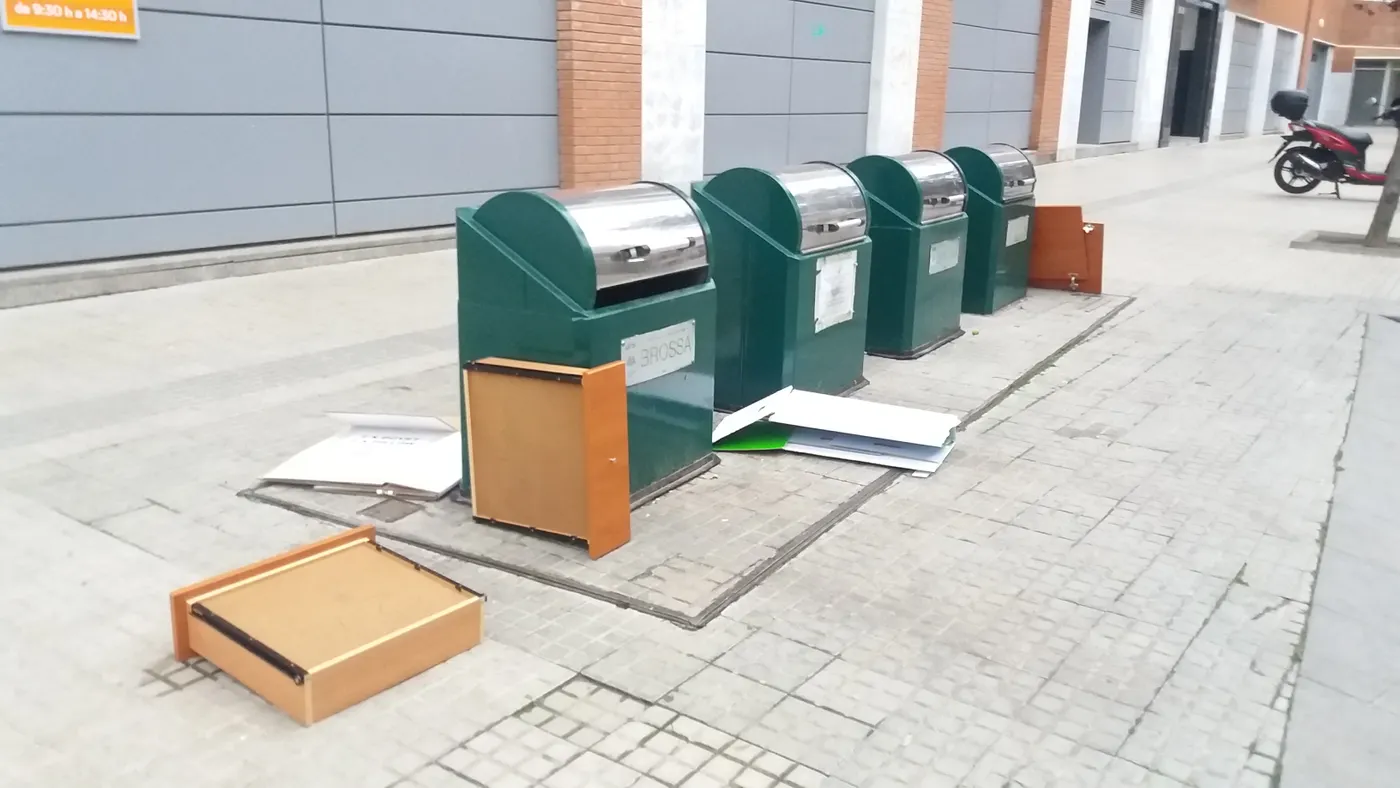 Prohibit llençar mobles vells als contenidors. Crida al civisme