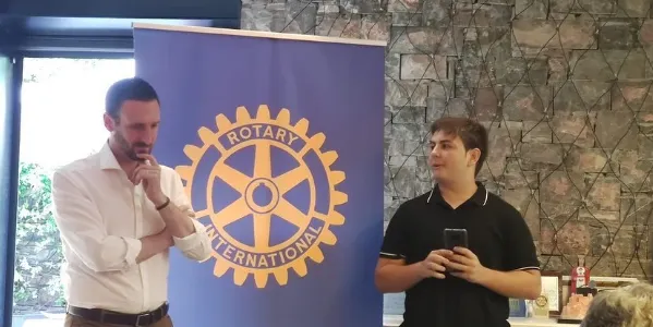 El Rotary Club premia un alumne de l'institut Manolo Hugué per l'afany de superació i la constància durant el batxillerat