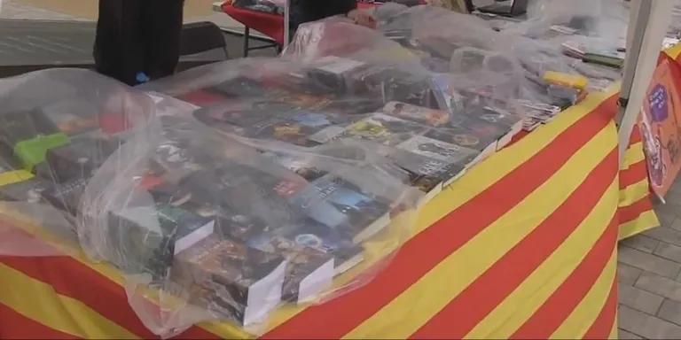 La pluja desllueix el final de la Diada de Sant Jordi