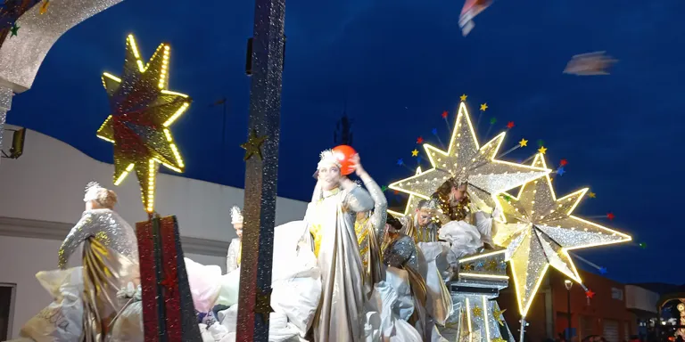 Continua el recorrido de la Cabalgata de Reyes Magos de Utrera.