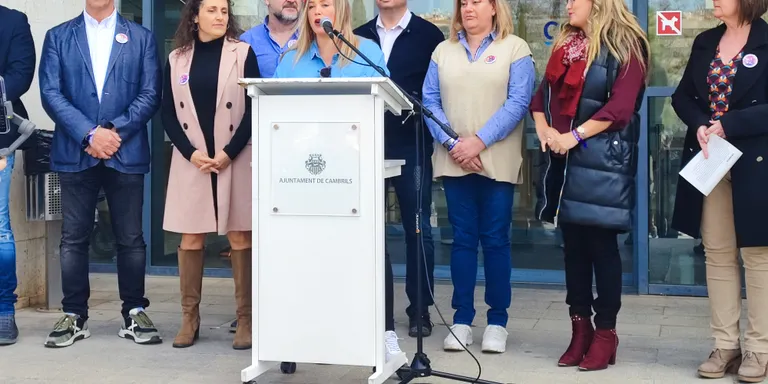 Les regidores de Cambrils llegeixen el manifest institucional del Dia Internacional de la Dona