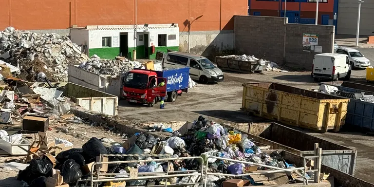 Vecinos denuncian malos olores y acumulación de residuos en el denominado “Punto Verde” de la calle San Fernando