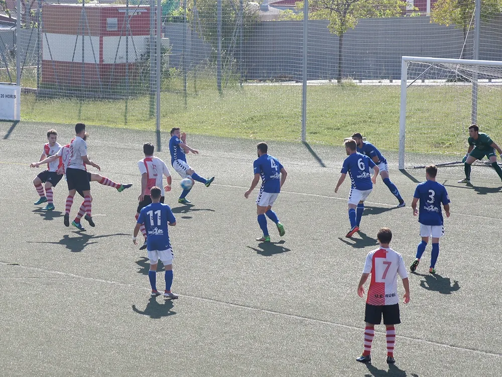 El primer dels dos gols de Brunet va arribar en aquesta rematada