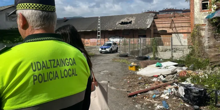UN INCENDIO EN PEQUEÑA VELOCIDAD REAVIVA EL DEBATE SOBRE LA OCUPACIÓN Y LA REGENERACIÓN URBANA EN IRUN