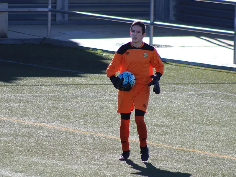 El porter Irving en una acció del partit a Barberà del Vallès