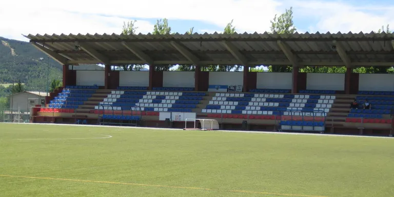 Instal.lada la nova franja lateral i reparades les juntes de la gespa artificial del camp de futbol