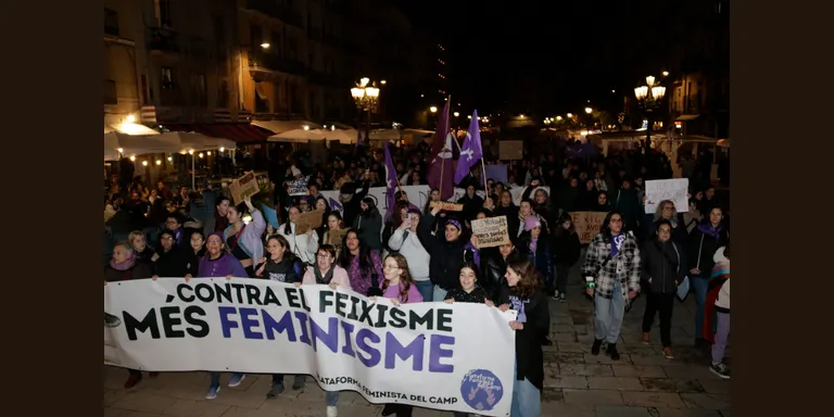 Centenars de persones es manifesten a Tarragona pel 8M