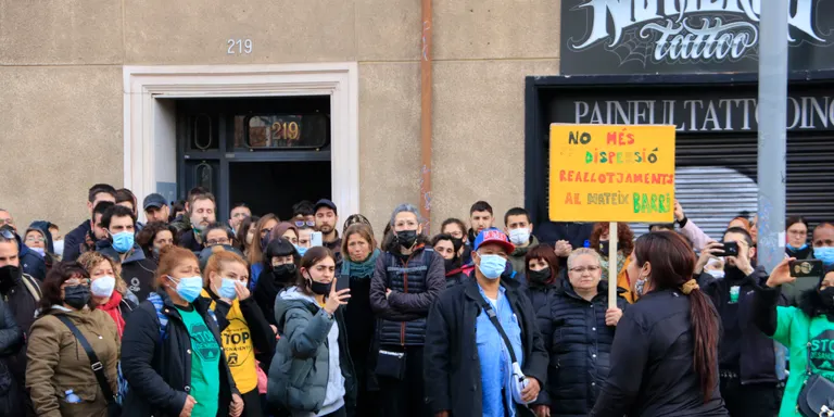 Executat el desnonament d'una dona i els seus quatre fills al barri de la Bordeta de Barcelona