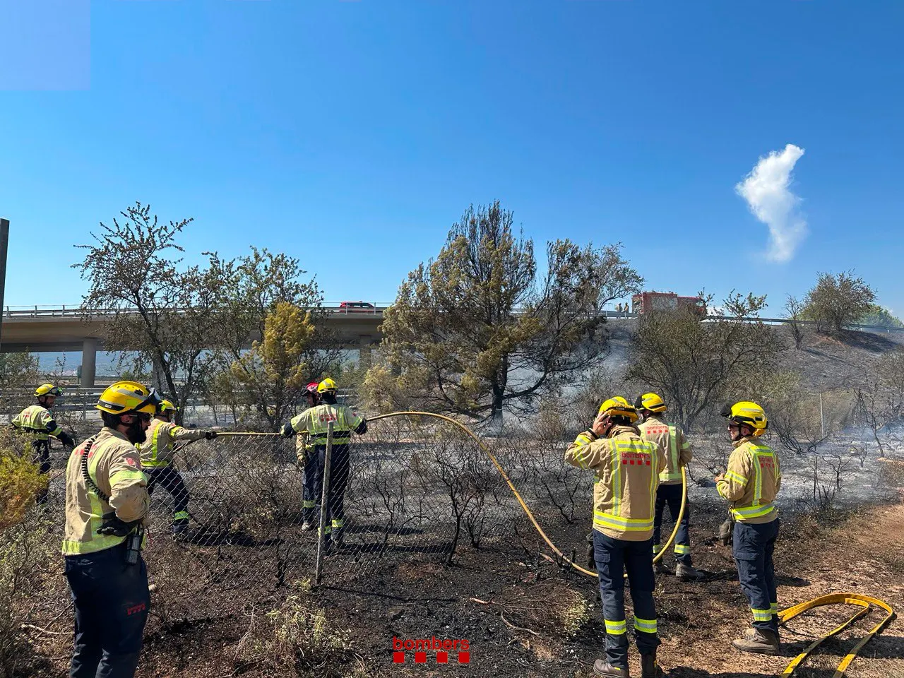 Els Bombers treballen en un incendi de vegetació al Pla de Santa Maria
