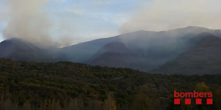 Continua actiu l'incendi de vegetació d'alta muntanya de la Guingueta d'Àneu